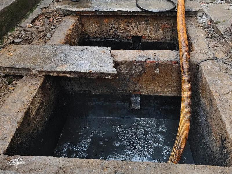 东坝清理化粪池